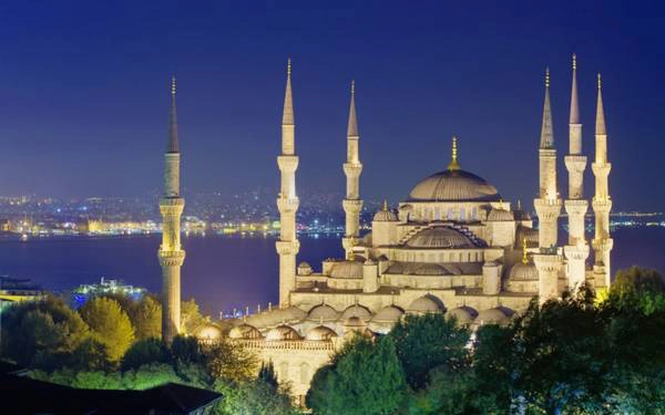 Istanbul không chỉ nổi tiếng bởi những món ăn thơm ngon, các quán cà phê tuyệt vời, hay những khu chợ màu sắc rực rỡ mà còn bởi những kiến trúc cổ hoành tráng của những nhà thờ Hồi giáo và nhà thờ Kitô giáo. Istanbul không chỉ nổi tiếng bởi những món ăn thơm ngon, các quán cà phê tuyệt vời, hay những khu chợ màu sắc rực rỡ mà còn bởi những kiến trúc cổ hoành tráng của những nhà thờ Hồi giáo và nhà thờ Kitô giáo.