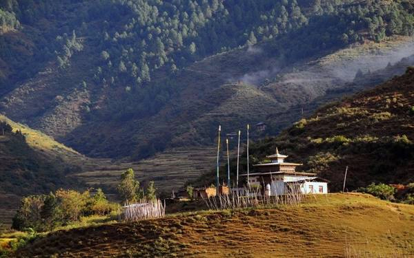 Đông Bhutan: Vương quốc Phật giáo Bhutan là một vùng đất xa lạ với khá nhiều người. Phần lớn du khách thường tới thung lung Paro, nơi có nhiều khách sạn và dịch vụ. Đông Bhutan gần như còn nguyên sơ, ít bóng khách du lịch. Bạn có thể đăng ký các tour 2 ngày bằng xe địa hình để khám phá khu vực này. Ảnh: Ahyubada.
