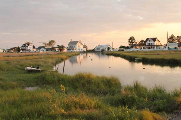 Đảo Tangier và đảo Smith, vịnh Chesapeake, Mỹ: Du khách có thể khám phá nơi này bằng cách đi bộ, đạp xe hoặc đi thuyền. Cả hai đảo đều có nơi nghỉ đêm và hàng ăn. Cuộc sống nơi đây chậm rãi, giản dị và bình yên, một thiên đường cho những ai tìm kiếm một khoảng thời gian tĩnh lặng, tách biệt với thế giới bên ngoài. Ảnh: Thebittenword.