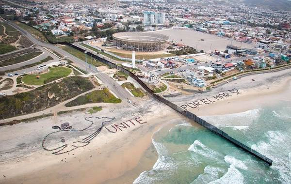 San Diego (Mỹ)/Tijuana (Mexico): Tuyến đường biên giữa San Diego và Tijuana không chỉ phân tách 2 quốc gia mà còn giống như vạch phân chia hai thế giới. Một bên là San Diego, với bờ biển dài 112 km, sở thú tân tiến và thời tiết miền Nam California. Một bên là Tijuana, thành phố của Mexico với những tay buôn lậu ma túy khét tiếng. Ảnh: Kpbs.