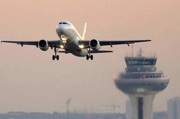 Thoải mái hơn khi đi máy bay: Turner cho biết anh thấy thoải mái và vui vẻ khi đi máy bay. Khi là nhân viên kiểm soát không lưu, bạn có thể nhận biết nhiều điều về hoạt động của máy bay mà chỉ cần nhìn qua cửa sổ. Ảnh: Livemint. Thoải mái hơn khi đi máy bay: Turner cho biết anh thấy thoải mái và vui vẻ khi đi máy bay. Khi là nhân viên kiểm soát không lưu, bạn có thể nhận biết nhiều điều về hoạt động của máy bay mà chỉ cần nhìn qua cửa sổ. Ảnh: Livemint.