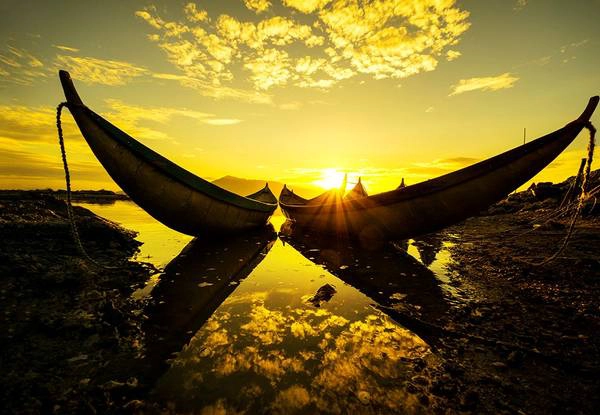 Bình minh, mặt nước như được dát vàng ở vịnh Hòn Thiêng, Phan Rang, Ninh Thuận. Ảnh: Nguyễn Quang Ngọc/Picfair. Bình minh, mặt nước như được dát vàng ở vịnh Hòn Thiêng, Phan Rang, Ninh Thuận. Ảnh: Nguyễn Quang Ngọc/Picfair.