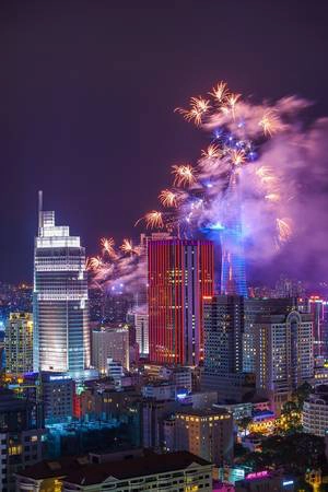 Bắn pháo hoa chào đón năm mới trên nóc tòa nhà Bitexco ở TP HCM. Ảnh: JetHuynh/Picfair. Bắn pháo hoa chào đón năm mới trên nóc tòa nhà Bitexco ở TP HCM. Ảnh: JetHuynh/Picfair.