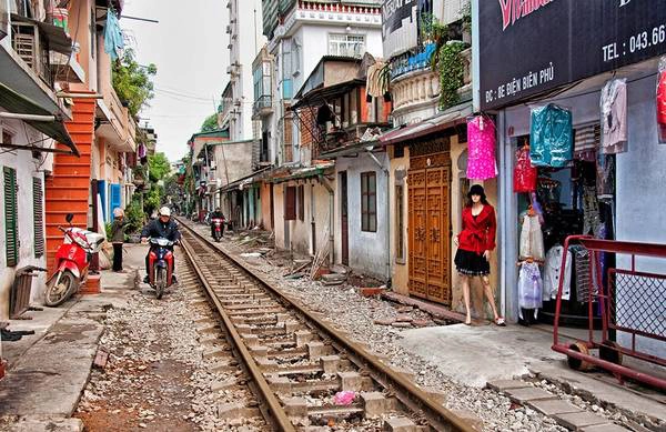 Đường tàu chạy qua một khu dân cư ở Hà Nội. Ảnh: Wilfred Seefeld/Picfair. Đường tàu chạy qua một khu dân cư ở Hà Nội. Ảnh: Wilfred Seefeld/Picfair.