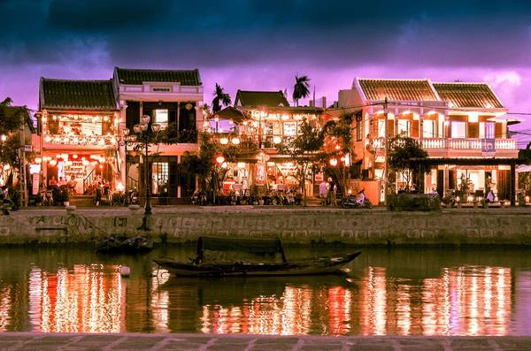 Phố cổ Hội An rực rỡ trong ánh đèn lồng và bình yên bên dòng sông Thu Bồn. Ảnh: Dan Convey/Picfair. Phố cổ Hội An rực rỡ trong ánh đèn lồng và bình yên bên dòng sông Thu Bồn. Ảnh: Dan Convey/Picfair.