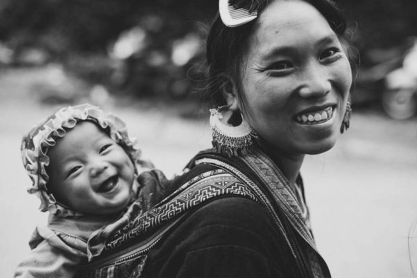Người mẹ địu con trên lưng ở Sa Pa, Lào Cai. Ảnh: Sarahannehardy/Picfair. Người mẹ địu con trên lưng ở Sa Pa, Lào Cai. Ảnh: Sarahannehardy/Picfair.