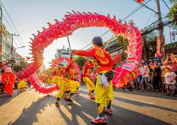 Múa lân trong ngày đầu năm mới ở Chợ Lớn, TP HCM. Ảnh: Nguyễn Quang Ngọc/Picfair. Múa lân trong ngày đầu năm mới ở Chợ Lớn, TP HCM. Ảnh: Nguyễn Quang Ngọc/Picfair.