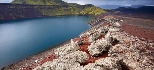 Landmannalaugar, Iceland: Khung cảnh của Landmannalaugar cuốn hút du khách với những đỉnh núi hùng vĩ và màu sắc tuyệt đẹp. Mọi người tới đây để leo núi, nhưng phần lớn tìm kiếm sự thư giãn ở các suối nước nóng tự nhiên. Nước nóng phun lên từ lòng đất hòa với dòng nước lạnh phía trên tạo ra nhiệt độ hoàn hảo để bạn vừa ngâm mình, vừa chiêm ngưỡng cảnh đẹp. Landmannalaugar, Iceland: Khung cảnh của Landmannalaugar cuốn hút du khách với những đỉnh núi hùng vĩ và màu sắc tuyệt đẹp. Mọi người tới đây để leo núi, nhưng phần lớn tìm kiếm sự thư giãn ở các suối nước nóng tự nhiên. Nước nóng phun lên từ lòng đất hòa với dòng nước lạnh phía trên tạo ra nhiệt độ hoàn hảo để bạn vừa ngâm mình, vừa chiêm ngưỡng cảnh đẹp.