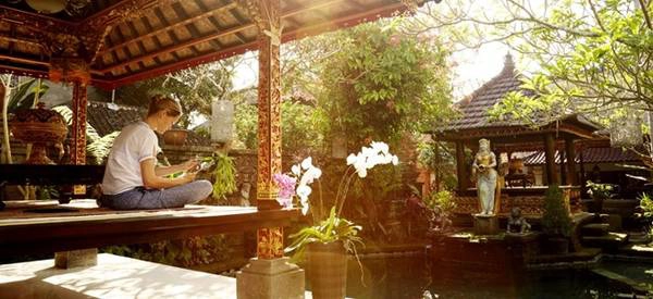 Ubud, Indonesia: Trái tim văn hóa của Bali nằm giữa những đồng lùa xanh mướt, là điểm đến lý tưởng cho những người muốn được chăm sóc về cả thân thể và tâm hồn. Bạn có thể thuê xe đạp, đi giữa vùng đồng quê không khí trong lành, trước khi thử massage kiểu truyền thống Bali. Buổi tối, du khách nên tới xem buổi biểu diễn các điệu múa truyền thống ở Ubud Palace. Ubud, Indonesia: Trái tim văn hóa của Bali nằm giữa những đồng lùa xanh mướt, là điểm đến lý tưởng cho những người muốn được chăm sóc về cả thân thể và tâm hồn. Bạn có thể thuê xe đạp, đi giữa vùng đồng quê không khí trong lành, trước khi thử massage kiểu truyền thống Bali. Buổi tối, du khách nên tới xem buổi biểu diễn các điệu múa truyền thống ở Ubud Palace.