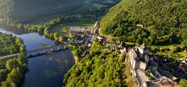 Dordogne, Pháp: Thật dễ để phải lòng vùng Dordogne với những lâu đài lộng lẫy và các ngôi làng từ thời trung cổ. Nhịp sống chậm nơi đây sẽ đem lại cho du khách cảm giác bình yên, dù là đi thuyền dọc sông, ngắm cảnh từ khí cầu hay thưởng thức bữa trưa ở quảng trường đầy nắng. Ngay cả việc lái xe ở đây cũng rất thú vị, với con đường xuyên qua miền đồng quê xanh tươi, tĩnh lặng. Dordogne, Pháp: Thật dễ để phải lòng vùng Dordogne với những lâu đài lộng lẫy và các ngôi làng từ thời trung cổ. Nhịp sống chậm nơi đây sẽ đem lại cho du khách cảm giác bình yên, dù là đi thuyền dọc sông, ngắm cảnh từ khí cầu hay thưởng thức bữa trưa ở quảng trường đầy nắng. Ngay cả việc lái xe ở đây cũng rất thú vị, với con đường xuyên qua miền đồng quê xanh tươi, tĩnh lặng.