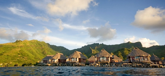Bora Bora, lãnh thổ thuộc Pháp: Phải thừa nhận là phần lớn du khách đến với Bora Bora để tận hưởng ánh nắng và làn nước trong vắt. Nếu có điều kiện, bạn nên ở trong một căn lều trên mặt nước, nơi bạn có thể ngắm nhìn hoàng hôn trong sự riêng tư gần như tuyệt đối. Ngoài ra, du khách có thể khám phá các hồ nước tuyệt đẹp bằng thuyền, đi bộ vào rừng hoặc lặn ngắm động vật biển. Bora Bora, lãnh thổ thuộc Pháp: Phải thừa nhận là phần lớn du khách đến với Bora Bora để tận hưởng ánh nắng và làn nước trong vắt. Nếu có điều kiện, bạn nên ở trong một căn lều trên mặt nước, nơi bạn có thể ngắm nhìn hoàng hôn trong sự riêng tư gần như tuyệt đối. Ngoài ra, du khách có thể khám phá các hồ nước tuyệt đẹp bằng thuyền, đi bộ vào rừng hoặc lặn ngắm động vật biển.