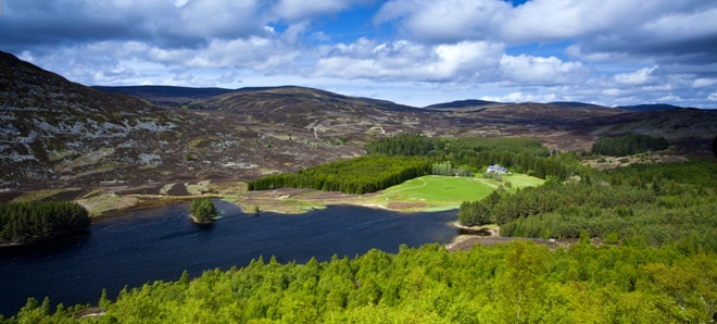 Công viên quốc gia Cairngorms, Scotland: Công viên lớn nhất Liên hiệp Anh nằm ngay trung tâm cao nguyên Scotland, với khung cảnh hùng vĩ khiến du khách sững sờ. Nếu gặp thời tiết xấu, bạn có thể tận hưởng không khí ấm áp bên lò sưởi trong một quán rượu vùng cao Công viên quốc gia Cairngorms, Scotland: Công viên lớn nhất Liên hiệp Anh nằm ngay trung tâm cao nguyên Scotland, với khung cảnh hùng vĩ khiến du khách sững sờ. Nếu gặp thời tiết xấu, bạn có thể tận hưởng không khí ấm áp bên lò sưởi trong một quán rượu vùng cao