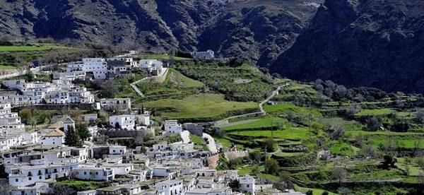 Las Alpujarras, Tây Ban Nha: Không khó để du khách hòa mình vào nhịp sống chậm rãi nơi đây. Bạn có thể dành cả ngày khám phá các ngôi làng xinh xắn, nếm thử những món ăn địa phương ngon lành hay đơn giản là đi dạo cùng bạn đời bên bãi biển. Las Alpujarras, Tây Ban Nha: Không khó để du khách hòa mình vào nhịp sống chậm rãi nơi đây. Bạn có thể dành cả ngày khám phá các ngôi làng xinh xắn, nếm thử những món ăn địa phương ngon lành hay đơn giản là đi dạo cùng bạn đời bên bãi biển.