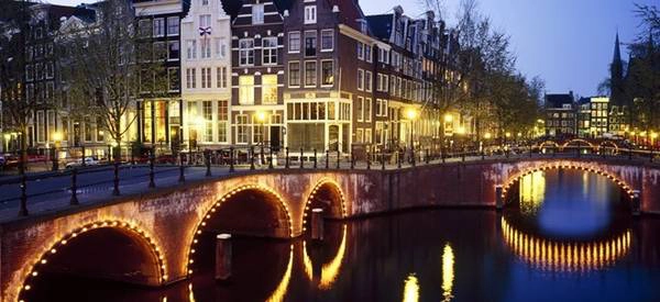 Amsterdam, Hà Lan: Hãy thuê một chiếc xe đạp, lang thang qua những cây cầu hay những con phố tĩnh lặng để khám phá vẻ quyến rũ rất riêng của thành phố bình yên này. Vào mùa đông, thật tuyệt khi được thưởng thức một cốc rượu ở những quán bar ấm áp trong tiết trời lạnh giá. Amsterdam, Hà Lan: Hãy thuê một chiếc xe đạp, lang thang qua những cây cầu hay những con phố tĩnh lặng để khám phá vẻ quyến rũ rất riêng của thành phố bình yên này. Vào mùa đông, thật tuyệt khi được thưởng thức một cốc rượu ở những quán bar ấm áp trong tiết trời lạnh giá.