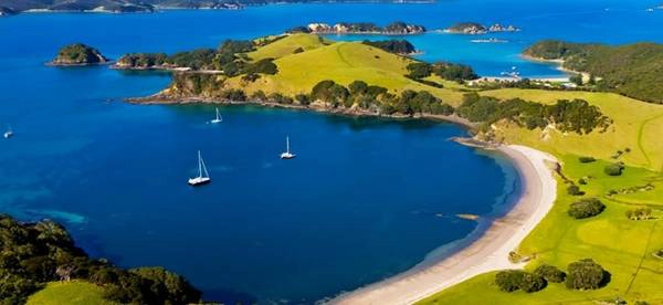 Bay of Islands, New Zealand: Khu vực Bay of Islands (Vịnh của những hòn đảo) có tới 140 đảo, nơi du khách có thể “nạp năng lượng” sau những chuyến thám hiểm khó khăn ở New Zealand. Không khí nơi đây thanh bình, tĩnh lặng, với khung cảnh đẹp như chốn thần tiên. Bay of Islands, New Zealand: Khu vực Bay of Islands (Vịnh của những hòn đảo) có tới 140 đảo, nơi du khách có thể “nạp năng lượng” sau những chuyến thám hiểm khó khăn ở New Zealand. Không khí nơi đây thanh bình, tĩnh lặng, với khung cảnh đẹp như chốn thần tiên.