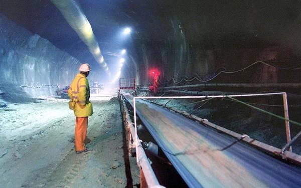 1. Đường hầm Channel (Anh-Pháp): Nằm tại eo biển Dover, đường hầm dài 50,5 km này nối Anh và Pháp, mất 7 năm để hoàn thiện, với kinh phí lên tới hơn 7 tỷ USD. Đây được coi là một trong 7 kỳ quan của thế giới hiện đại, “kỳ công kiến trúc vĩ đại nhất của thế kỷ 20”. 1. Đường hầm Channel (Anh-Pháp): Nằm tại eo biển Dover, đường hầm dài 50,5 km này nối Anh và Pháp, mất 7 năm để hoàn thiện, với kinh phí lên tới hơn 7 tỷ USD. Đây được coi là một trong 7 kỳ quan của thế giới hiện đại, “kỳ công kiến trúc vĩ đại nhất của thế kỷ 20”.
