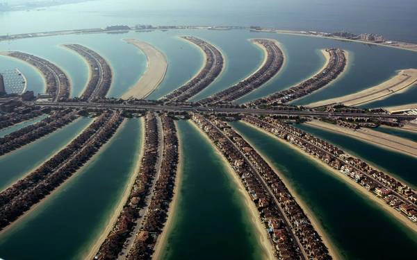10. Quần đảo Palm (Dubai, Các Tiểu vương quốc Ả Rập Thống nhất): Được tiến hành xây dựng từ năm 2001, quần đảo nhân tạo này thể hiện tham vọng cũng như tiềm lực của Dubai. Với chi phí ước tính khoảng 1,5 tỷ USD cho mỗi đảo, Palm trở thành một điểm đến hấp dẫn du khách từ khắp nơi trên thế giới. 10. Quần đảo Palm (Dubai, Các Tiểu vương quốc Ả Rập Thống nhất): Được tiến hành xây dựng từ năm 2001, quần đảo nhân tạo này thể hiện tham vọng cũng như tiềm lực của Dubai. Với chi phí ước tính khoảng 1,5 tỷ USD cho mỗi đảo, Palm trở thành một điểm đến hấp dẫn du khách từ khắp nơi trên thế giới.