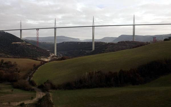 11. Millau Viaduct (Pháp): Millau Viaduct với chi phí xây dựng 418 triệu USD này là cầu cao nhất thế giới (343 m), bắc ngang thung lũng sông Tarn, phía bắc Montpellier. 11. Millau Viaduct (Pháp): Millau Viaduct với chi phí xây dựng 418 triệu USD này là cầu cao nhất thế giới (343 m), bắc ngang thung lũng sông Tarn, phía bắc Montpellier.