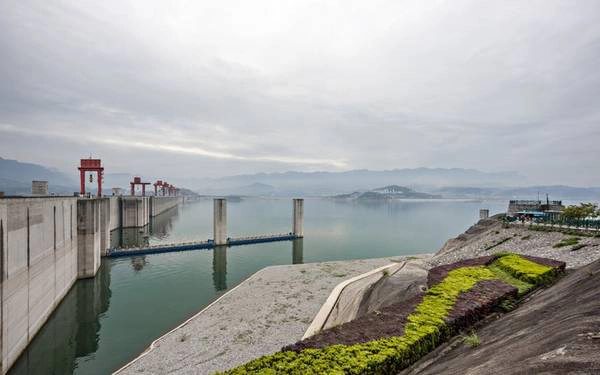 13. Đập Tam Hiệp (Hồ Bắc, Trung Quốc): Đập thủy điện chắn ngang sông Trường Giang này có chi phí xây dựng lên tới 26 tỷ USD. Đây là công trình bê tông lớn nhất thế giới, với trạm thủy điện lớn nhất. 13. Đập Tam Hiệp (Hồ Bắc, Trung Quốc): Đập thủy điện chắn ngang sông Trường Giang này có chi phí xây dựng lên tới 26 tỷ USD. Đây là công trình bê tông lớn nhất thế giới, với trạm thủy điện lớn nhất.