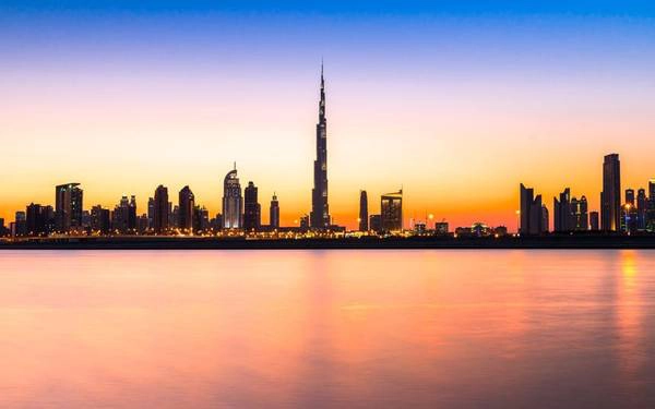 14. Tháp Burj Khalifa (Dubai, Các Tiểu vương quốc Ả Rập Thống nhất): Hiện tại, Burj Khalifa là tòa tháp cao nhất thế giới (829,8 m), với nhiều kỷ lục như thang máy dài nhất, công trình nhiều tầng nhất, nhà hàng, đài quan sát và hộp đêm cao nhất. Tháp được xây dựng trong 5 năm, từ tháng 6 năm 2004, tiêu tốn 1,5 tỷ USD 14. Tháp Burj Khalifa (Dubai, Các Tiểu vương quốc Ả Rập Thống nhất): Hiện tại, Burj Khalifa là tòa tháp cao nhất thế giới (829,8 m), với nhiều kỷ lục như thang máy dài nhất, công trình nhiều tầng nhất, nhà hàng, đài quan sát và hộp đêm cao nhất. Tháp được xây dựng trong 5 năm, từ tháng 6 năm 2004, tiêu tốn 1,5 tỷ USD