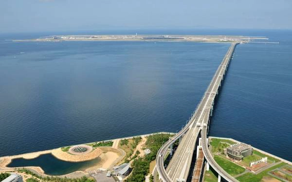 15. Sân bay quốc tế Kansai (Osaka, Nhật Bản): Với chi phí lên tới 20 tỷ USD, sân bay Kansai được xây dựng trên một hòn đảo nhân tạo, đón 16,7 triệu lượt khách mỗi năm. 15. Sân bay quốc tế Kansai (Osaka, Nhật Bản): Với chi phí lên tới 20 tỷ USD, sân bay Kansai được xây dựng trên một hòn đảo nhân tạo, đón 16,7 triệu lượt khách mỗi năm.