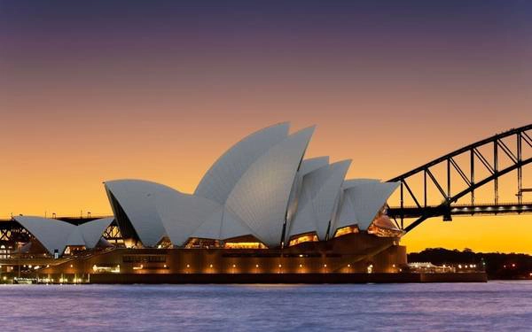 17. Nhà hát Opera Sydney (Australia): Công trình biểu tượng của Australia được khởi công từ năm 1959 và hoàn thiện năm 1973, với tổng chi phí 74 triệu USD vào thời điểm đó. Được thiết kế bởi kiến trúc sư Jorn Utzon, các cánh buồm được lát hơn một triệu viên ngói trắng. 17. Nhà hát Opera Sydney (Australia): Công trình biểu tượng của Australia được khởi công từ năm 1959 và hoàn thiện năm 1973, với tổng chi phí 74 triệu USD vào thời điểm đó. Được thiết kế bởi kiến trúc sư Jorn Utzon, các cánh buồm được lát hơn một triệu viên ngói trắng.