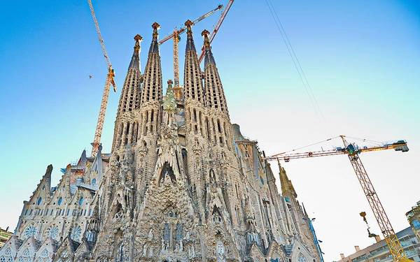 18. Thánh đường Sagrada Familia (Barcelona, Tây Ban Nha): Bắt đầu xây dựng từ năm 1882, tới nay thánh đường này vẫn chưa hoàn thiện. Quy mô cũng như chi tiết của Sagrada Familia khiến bất cứ ai có cơ hội chiêm ngưỡng đều thấy choáng ngợp. 18. Thánh đường Sagrada Familia (Barcelona, Tây Ban Nha): Bắt đầu xây dựng từ năm 1882, tới nay thánh đường này vẫn chưa hoàn thiện. Quy mô cũng như chi tiết của Sagrada Familia khiến bất cứ ai có cơ hội chiêm ngưỡng đều thấy choáng ngợp.