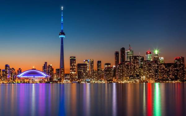 2. Tháp CN (Ontario, Canada): Là một trong những công trình cao nhất thế giới (553 m), tháp cho du khách nhìn toàn cảnh thành phố và hồ Ontario. Công trình trị giá 47 triệu USD này là điểm tham quan không thể bỏ qua khi tới Canada. 2. Tháp CN (Ontario, Canada): Là một trong những công trình cao nhất thế giới (553 m), tháp cho du khách nhìn toàn cảnh thành phố và hồ Ontario. Công trình trị giá 47 triệu USD này là điểm tham quan không thể bỏ qua khi tới Canada.