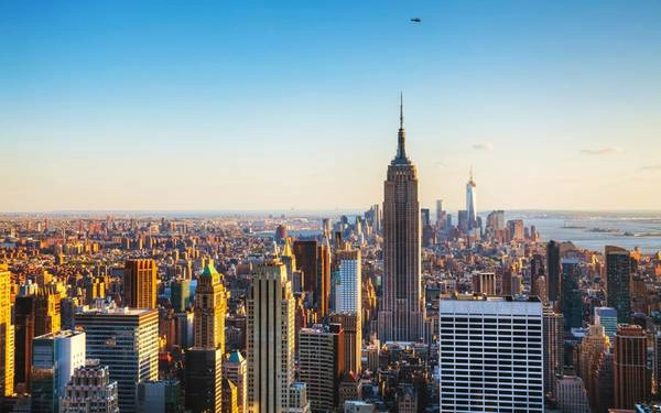 3. Tòa nhà Empire State (New York, Mỹ): Với chi phí 40,9 triệu USD vào năm 1930 (tương đương 637 triệu USD theo tỷ giá hiện tại), đây là tòa nhà biểu tượng của nước Mỹ. Vào ngày đẹp trời, đứng từ đỉnh tháp, du khách có thể nhìn xa hơn 130 km, tới tận Connecticut và Pennsylvania. Vào buổi tối, bạn sẽ được chiêm ngưỡng thành phố New York rực rỡ ánh đèn. 3. Tòa nhà Empire State (New York, Mỹ): Với chi phí 40,9 triệu USD vào năm 1930 (tương đương 637 triệu USD theo tỷ giá hiện tại), đây là tòa nhà biểu tượng của nước Mỹ. Vào ngày đẹp trời, đứng từ đỉnh tháp, du khách có thể nhìn xa hơn 130 km, tới tận Connecticut và Pennsylvania. Vào buổi tối, bạn sẽ được chiêm ngưỡng thành phố New York rực rỡ ánh đèn.