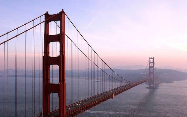 4. Cầu Cổng Vàng (California, Mỹ): Cây cầu dài 1.300 m nối thành phố San Francisco và hạt Marin mất 4 năm để hoàn tất, với chi phí 35 triệu USD. Đây được coi là một trong những cây cầu đẹp nhất và được chụp ảnh nhiều nhất thế giới. 4. Cầu Cổng Vàng (California, Mỹ): Cây cầu dài 1.300 m nối thành phố San Francisco và hạt Marin mất 4 năm để hoàn tất, với chi phí 35 triệu USD. Đây được coi là một trong những cây cầu đẹp nhất và được chụp ảnh nhiều nhất thế giới.