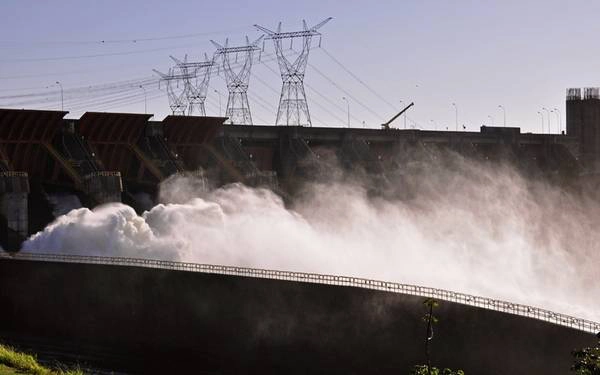 5. Đập Itaipu (Brazil-Paraguay): Chắn ngang sông Paraná, con đập khổng lồ này cao tới 193 m, trải dài gần 8.000 m. Xây dựng trong 9 năm và tiêu tốn tới 19,6 tỷ USD, đập Itaipu được bình chọn vào danh sách 7 kỳ quan hiện đại năm 1994. 5. Đập Itaipu (Brazil-Paraguay): Chắn ngang sông Paraná, con đập khổng lồ này cao tới 193 m, trải dài gần 8.000 m. Xây dựng trong 9 năm và tiêu tốn tới 19,6 tỷ USD, đập Itaipu được bình chọn vào danh sách 7 kỳ quan hiện đại năm 1994.