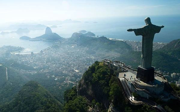 8. Tượng Chúa Cứu Thế (Brazil): Kiệt tác này được công nhận là một trong 7 kỳ quan mới của thế giới vào năm 2007, với chi phí xây dựng là 3,3 triệu USD theo tỷ giá hiện tại. Bức tượng khổng lồ này nặng tới hơn 600 tấn, được đặt trên đỉnh Corcovado nhìn xuống thành phố Rio de Janeiro. 8. Tượng Chúa Cứu Thế (Brazil): Kiệt tác này được công nhận là một trong 7 kỳ quan mới của thế giới vào năm 2007, với chi phí xây dựng là 3,3 triệu USD theo tỷ giá hiện tại. Bức tượng khổng lồ này nặng tới hơn 600 tấn, được đặt trên đỉnh Corcovado nhìn xuống thành phố Rio de Janeiro.