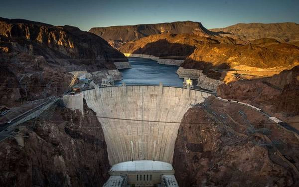 9. Đập Hoover (Arizona, Mỹ): Là một trong 7 kỳ quan của thế giới công nghiệp, đập Hoover trên sông Colorado được xây dựng từ năm 1931 tới năm 1936, tiêu tốn 836 triệu USD theo tỷ giá hiện tại. 9. Đập Hoover (Arizona, Mỹ): Là một trong 7 kỳ quan của thế giới công nghiệp, đập Hoover trên sông Colorado được xây dựng từ năm 1931 tới năm 1936, tiêu tốn 836 triệu USD theo tỷ giá hiện tại.