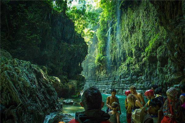 12. Indonesia cũng được biết đến bởi sở hữu nhiều thác nước tuyệt đẹp. Ảnh: youkeepustraveling 20-ly-do-khien-ban-me-man-indonesia-ivivu-12