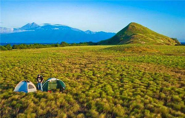 14. Đảo Kenawa là nơi vô cùng lý tưởng cho du khách muốn trải nghiệm cảm giác cắm trại giữa vùng thảo nguyên xanh mát. Ảnh: telusuri.org 20-ly-do-khien-ban-me-man-indonesia-ivivu-14