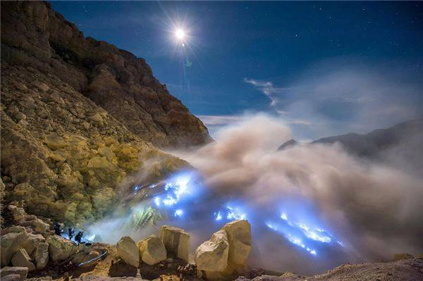 3. Ngọn núi lửa Kawah Ijen ở phía Đông Java là nơi có “1-0-2” trên thế giới cho bạn cơ hội nhìn ngắm dòng dung nham xanh kỳ diệu. Ảnh: Puchong Pannoi 20-ly-do-khien-ban-me-man-indonesia-ivivu-3