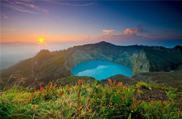 5. Kelimutu là hồ ba màu bí ẩn nằm trên miệng núi lửa ở Moni, thuộc vườn quốc gia trên đảo Flores, Indonesia. Hồ nước này sẽ khiến du khách bất ngờ bởi khả năng đổi màu độc đáo của mình. Ảnh: holykaw.alltop 20-ly-do-khien-ban-me-man-indonesia-ivivu-5