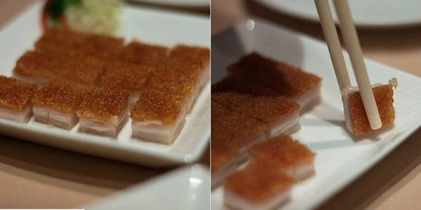 <strong>Siu Yuk (Lợn quay): </strong>Thịt lợn quay được thái vuông và chấm với nước sốt chua ngọt lạ miệng và rất dễ ăn. Vị ngọt của thịt nạc hòa quyện với vị bùi của lớp mỡ và phần bì giòn tan khiến Siu Yuk được nhiều người yêu thích. <strong>Siu Yuk (Lợn quay): </strong>Thịt lợn quay được thái vuông và chấm với nước sốt chua ngọt lạ miệng và rất dễ ăn. Vị ngọt của thịt nạc hòa quyện với vị bùi của lớp mỡ và phần bì giòn tan khiến Siu Yuk được nhiều người yêu thích.