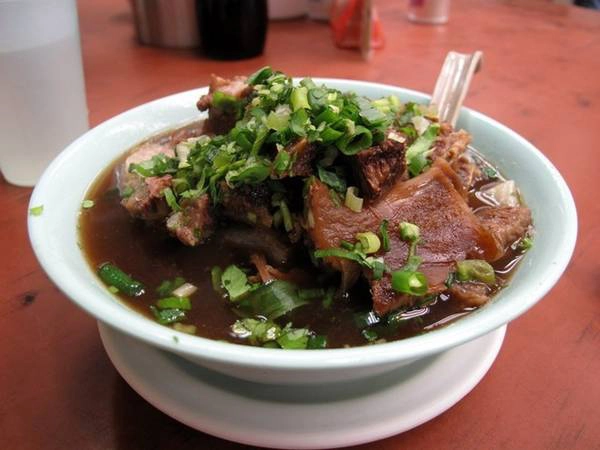 <strong>Ngau Lam Tong (Bò hầm): </strong>Ức bò được ướp gia vị và ninh đến lúc có thể tan ngay khi cho vào miệng. Vị ngọt mềm của thịt bò kết hợp với nước dùng đậm đà và mùi thơm của hành tươi thật hấp dẫn. <strong>Ngau Lam Tong (Bò hầm): </strong>Ức bò được ướp gia vị và ninh đến lúc có thể tan ngay khi cho vào miệng. Vị ngọt mềm của thịt bò kết hợp với nước dùng đậm đà và mùi thơm của hành tươi thật hấp dẫn.