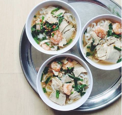 “Phở là món ăn đặc trưng của Hà Nội - miền Bắc của Việt Nam, còn đây là một món “phở” của miền Nam”. “Phở là món ăn đặc trưng của Hà Nội - miền Bắc của Việt Nam, còn đây là một món “phở” của miền Nam”.