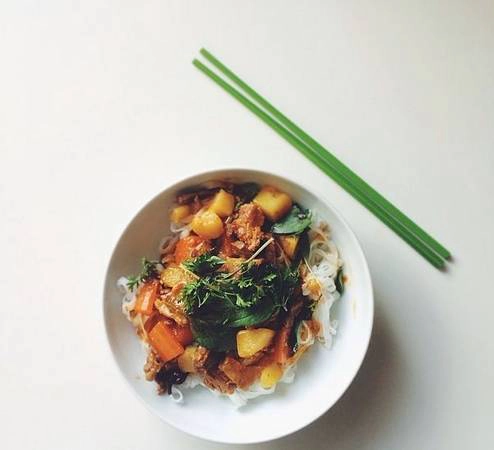 Món thịt hầm với những nguyên liệu giá rẻ nhưng nóng hổi, một món ăn thích hợp cho tất cả các mùa trong năm Món thịt hầm với những nguyên liệu giá rẻ nhưng nóng hổi, một món ăn thích hợp cho tất cả các mùa trong năm