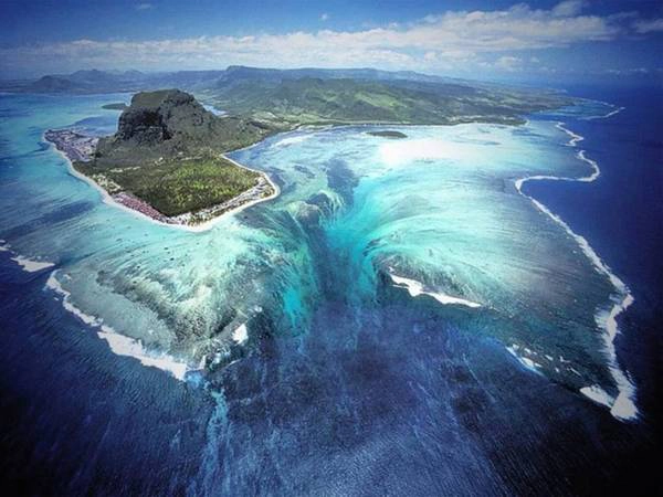 <strong>Thác chìm (Mauritius): </strong>Vùng biển quanh Mauritius có một thác nước lọt thỏm trong lòng đại dương do cát sụt tạo thành. <strong>Thác chìm (Mauritius): </strong>Vùng biển quanh Mauritius có một thác nước lọt thỏm trong lòng đại dương do cát sụt tạo thành.