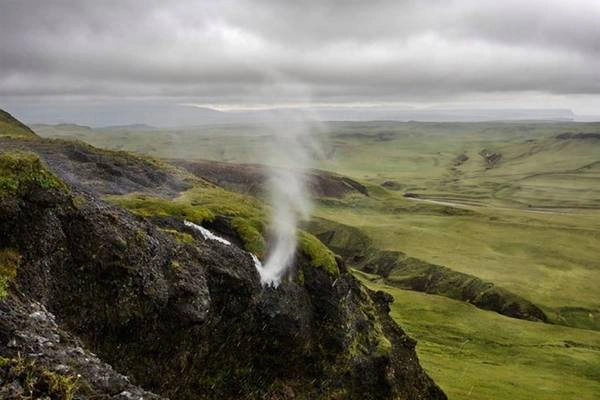 <strong>Thác chảy ngược (Iceland): </strong>Chống lại lực hút trái đất, dòng thác này không chảy xuôi mà bị gió thổi mạnh làm nó chảy ngược lên phía trên. Các dòng thác chảy ngược độc đáo tương tự còn được tìm thấy ở Hawaii, Iceland và Anh. <strong>Thác chảy ngược (Iceland): </strong>Chống lại lực hút trái đất, dòng thác này không chảy xuôi mà bị gió thổi mạnh làm nó chảy ngược lên phía trên. Các dòng thác chảy ngược độc đáo tương tự còn được tìm thấy ở Hawaii, Iceland và Anh.
