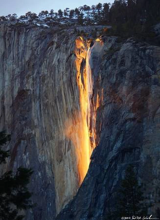 <strong>Thác phát sáng (Mỹ): </strong>Dòng thác Đuôi ngựa ở Yosemite có màu cam và đỏ rực do ánh nắng mặt trời chiếu xuống. Thác còn có tên gọi khác là thác Lửa. <strong>Thác phát sáng (Mỹ): </strong>Dòng thác Đuôi ngựa ở Yosemite có màu cam và đỏ rực do ánh nắng mặt trời chiếu xuống. Thác còn có tên gọi khác là thác Lửa.