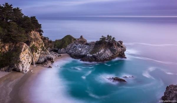 <strong>Thác đổ xuống biển (Mỹ): </strong>Khi thủy triều dâng, dòng thác McWay ở bờ biển Big Sur, California đổ thẳng xuống làn nước biển xanh thẳm. Dòng thác này chảy quanh năm, nhưng gần như không bị tác động do các vách núi hiểm trở, việc tiếp cận thác bằng đường bộ rất khó khăn và chỉ dành cho những người có kinh nghiệm leo núi. <strong>Thác đổ xuống biển (Mỹ): </strong>Khi thủy triều dâng, dòng thác McWay ở bờ biển Big Sur, California đổ thẳng xuống làn nước biển xanh thẳm. Dòng thác này chảy quanh năm, nhưng gần như không bị tác động do các vách núi hiểm trở, việc tiếp cận thác bằng đường bộ rất khó khăn và chỉ dành cho những người có kinh nghiệm leo núi.