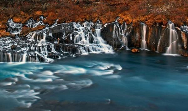 <strong>Thác nham thạch (Iceland): </strong>Thác Hraunfossar bao gồm nhiều dòng thác nhỏ đổ từ bãi nham thạch cách đó 900 m. Mặc dù mang tên “nham thạch”, nhưng dòng nước ở đây có màu xanh biếc tuyệt đẹp. <strong>Thác nham thạch (Iceland): </strong>Thác Hraunfossar bao gồm nhiều dòng thác nhỏ đổ từ bãi nham thạch cách đó 900 m. Mặc dù mang tên “nham thạch”, nhưng dòng nước ở đây có màu xanh biếc tuyệt đẹp.