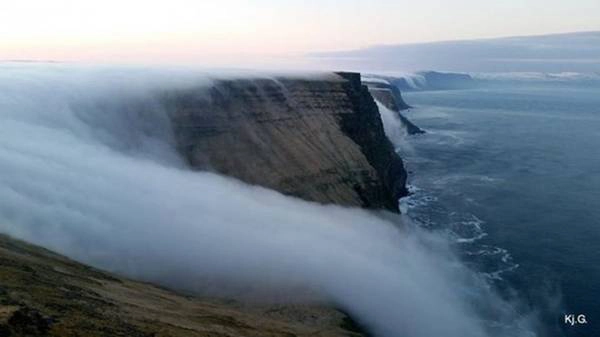 <strong>Thác sương mù (Iceland): </strong>Vẻ huyền ảo của dòng thác này là hiện tượng tự nhiên kỳ thú, khi lớp sương lạnh gặp không khí nóng và đổ xuống mặt biển, trông như một dòng thác hư ảo trong tiếng gió gầm gào. <strong>Thác sương mù (Iceland): </strong>Vẻ huyền ảo của dòng thác này là hiện tượng tự nhiên kỳ thú, khi lớp sương lạnh gặp không khí nóng và đổ xuống mặt biển, trông như một dòng thác hư ảo trong tiếng gió gầm gào.