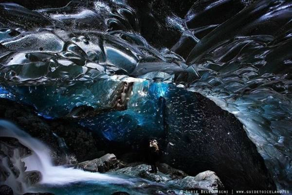 <strong>Thác hang băng (Iceland): </strong>Với những địa điểm thay đổi liên tục hằng năm, các hang băng ở Iceland tạo nên những dòng thác độc đáo với ánh sáng huyền ảo phản chiếu vào băng giá. <strong>Thác hang băng (Iceland): </strong>Với những địa điểm thay đổi liên tục hằng năm, các hang băng ở Iceland tạo nên những dòng thác độc đáo với ánh sáng huyền ảo phản chiếu vào băng giá.