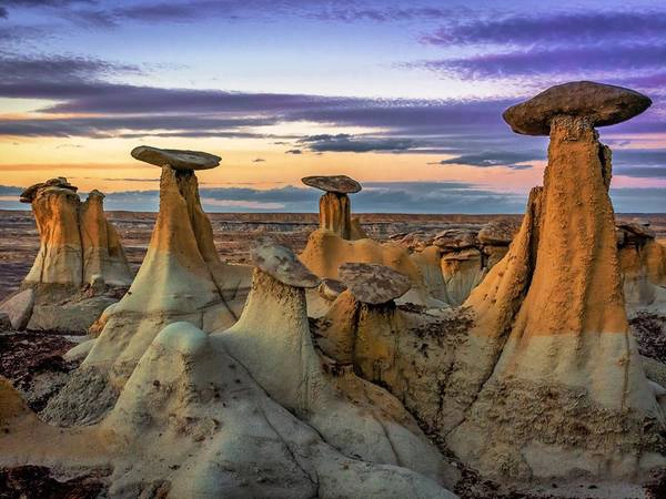 Khu vực bảo tồn hoang dã Ah-Shi-Sle-Pa, New Mexico. Nơi này có di tích gỗ hóa thạch, xương khủng long..., và nổi tiếng với những khối đá hình ống khói, cây nấm. Ảnh: Getty.