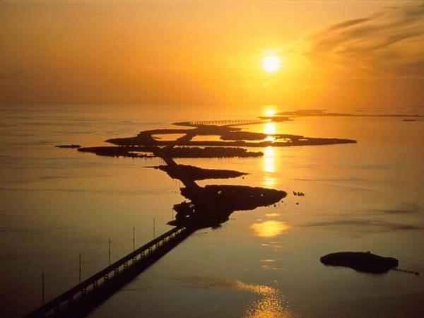 Cầu Seven Mile, Florida Keys. Khu vực này có 2 cây cầu, trong đó có cây cầu mới xây dài gần 7 dặm như tên gọi (11 km), ngắn hơn cầu cũ một chút. Tháng tư hàng năm, cầu ngừng lưu thông khoảng 2,5 giờ đồng hồ vào một buổi sáng thứ bảy để tổ chức thi chạy marathon. Ảnh: Getty.